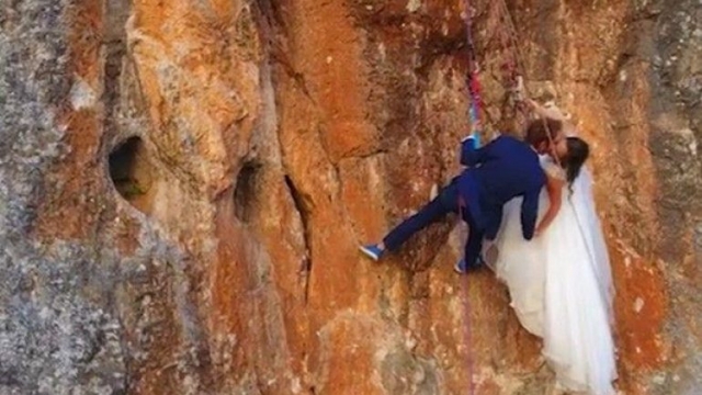 Η πιο Ριψοκίνδυνη Φωτογράφηση Γάμου στην Καστορία! (video)