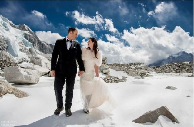 Εντυπωσιακό: Το ζευγάρι που παντρεύτηκε και φωτογραφήθηκε στο Έβερεστ!